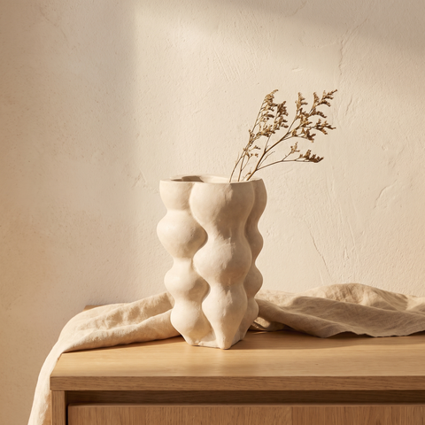 Florero Sivas Alto Cemento — en ambiente decorado · Soléa
