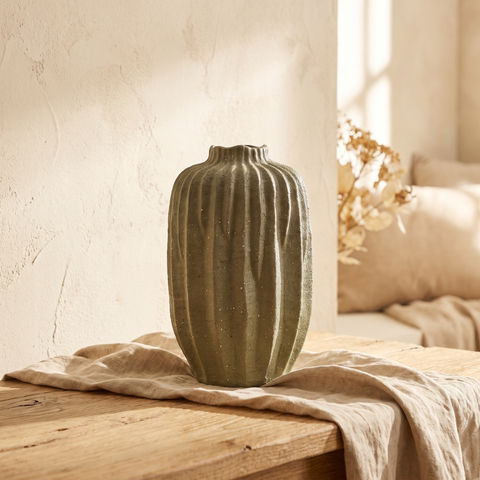 Florero olas granito verde — en ambiente decorado · Soléa