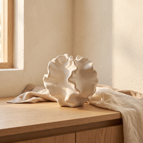Florero Erizo Cemento — en ambiente decorado · Soléa
