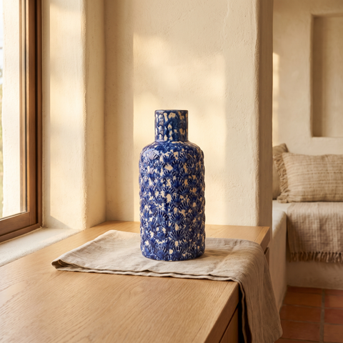 Florero Azul Japones — en ambiente decorado · Soléa