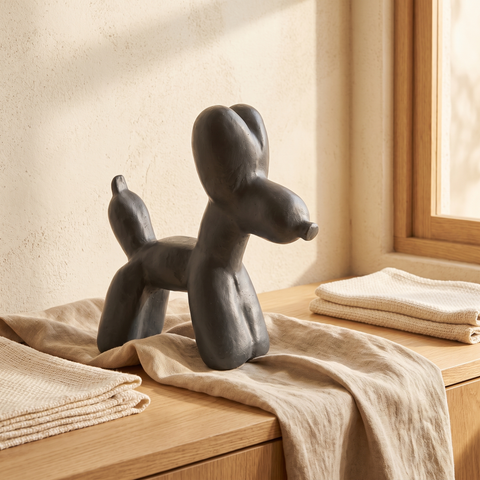 Perro Koons Chico Chapado — en ambiente decorado · Soléa
